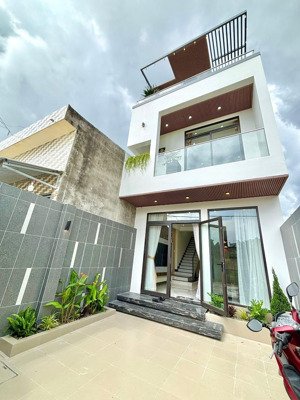 siêu vị trí - nhà sát mt đường trần văn hiển, p10, mỹ tho. dt:5x20 có 3pn3wc hướng đb. giá 3,5 tỷ