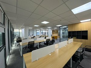 văn phòng mặt tiên nguyễn văn trỗi , dt 100m2 lầu 3 , setup sẵn nội thất .