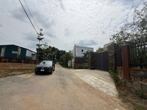 chính chủ bán lô đất ở phú cát hoà lạc lô 100m vuông đẹp k lỗi phong thuỷ đường ô tô tránh