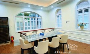 bán biệt thự khu compound nguyễn văn hưởng.dt: 650m2,kc: 3tầng .. giá 280tr/m2 giảm về 176tr/m2