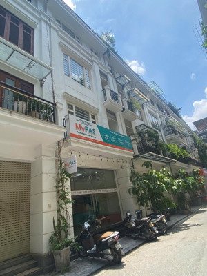 cho thuê liền kề 90 nguyễn tuân, thanh xuân, dt 75m2, 5.5 tầng, thông sàn, thang bộ. giá 50tr