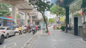 siêu phẩm ;nhà mặt phố cầu giấy -kinh doanh sầm uất-4 tầng dân xây -vị trí siêu đẹp -nhỉnh 28 tỷ