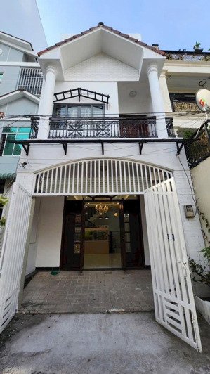 cần bán nhà đường lê thị chợ quận 7