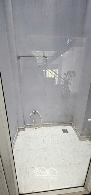 nhà cho thuê, 3 lầu rộng rãi, 2 phòng ngủ, 3 toilet, hẻm xe hơi.