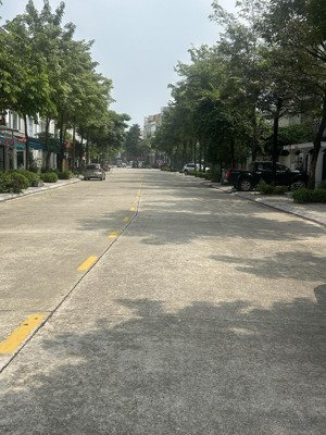 bán nhà lk văn phú hà đông, ô tô tránh vỉ hè đá bóng, diện tích 95m * 4 tầng giá chỉ 18x tỷ