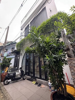 siêu phẩm 3 tầng. 65m2 ngang 5m rộng rãi. hxh thông. 100m ra phan đăng lưu. shr a4. nhỉnh 9tỷ