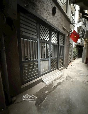 cách phố thanh nhàn vài bước chân ngôi nhà giữ lại dấu thương - 5 tầng, mặt tiền 5m5 .