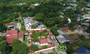 560m2 có 200m2 thổ cư, bám 3 mặt tiền giá bán 4,5 tỷ có sẵn nhà đá ong