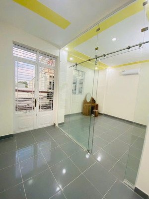 chỉ 4.6 tỷ còn bớt - nhà 2 tầng - hẻm thông xe hơi - full nội thất - sổ hồng riêng