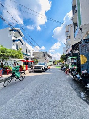 đường nhựa 10m thông - tô ngọc vân - nhà 1 trệt 2 lầu - có gara ô rô - xây tâm huyết xem là thích