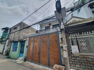 nhà 2 tầng, 66m2 (4,5x15). mt đường nhựa ( xe 7 chỗ thông). sổ riêng, không lỗi phong thủy. 5,7 tỷ