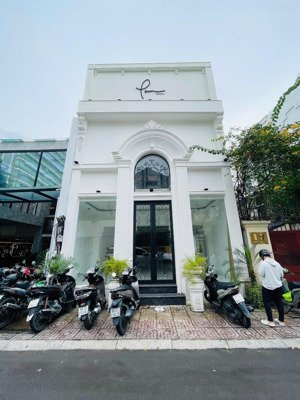 mặt tiền nguyễn thị diệu, q3 (7x35m, 4 tầng). nhà mới, bàn giao ngay.