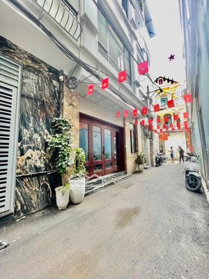 cần bán nhà nghi tàm, 7 tầng thang máy, full nội thất, mặt tiền cực rộng, ô tô đỗ cửa.