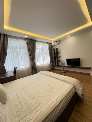 cho thuê nhà 4 tầng mt gần biển phạm văn đông ! giá 50tr
dt 100m x 4 tầng
5 phong ! 6 tolet (
