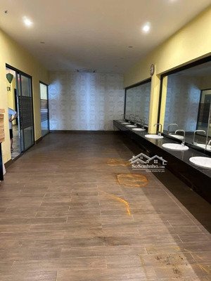 chính chủ cho thuê nhà mặt tiền 211 ngô quyền, diện tích đất: 540m2, đã có sẵn nhà tiền chế