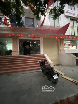 cho thuê nhà đường 23 tp giao lưu dt 128m, x 5,5 tầng 1 hầm, mt 8m, t1-2-3-4 thông sàn, t5 chia 2