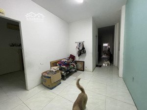 cho thuê nhà 3 tầng mt gần đống đa dt đất 200m2 ngang 6m5 x 3 tầng giá : 17tr / tháng