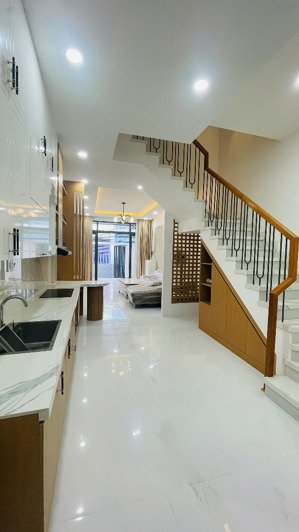 sống gần biển nha trang mà giá chỉ có 6 tỷ. nhà mới xây tặng nội thất ...quá rẻ, nhanh tay kẻo hết