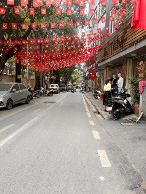 vừa ở vừa cho thuê- phố cầu giấy- dt 40m2 giá 8,4 tỷ - lô góc - ngõ thông tháng - cách mặt phố 30m