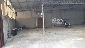 cho thuê kho góc đường 49. hiệp bình chánh . q. thủ đức . dt :18x16 . gần cá sấu hoa cà . 11tr/th