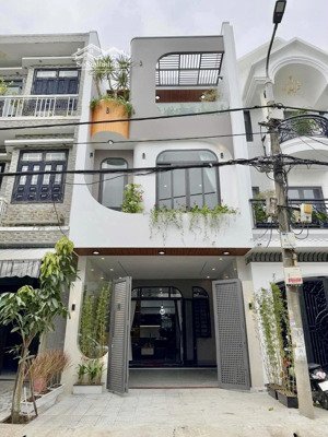 muốn bán gấp nhà ngay chợ an phú tây. 5x20m. cho thuê 18tr/tháng. gần chợ bình điền