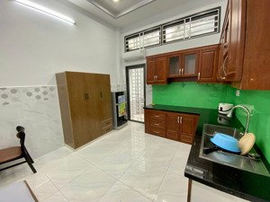 phòng giá ưu đãi trệt có sân sau ô tô tới nhà đường nguyễn văn đậu chỉ 5 củ