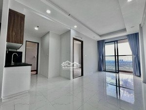 bán căn 2pn 2wc view hồ bơi 65m2 có bancol giá 2.130 tỷ sổ hồng công chứng ngay.