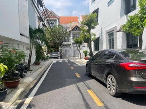 bán chdv ngay nguyễn thị thập q7 dt 66m2 giá 13,8tỷ- dòng tiền đến 700tr/năm- vị trí đẹp q7