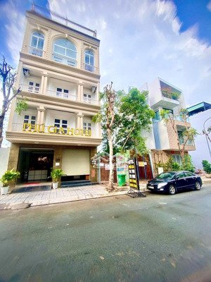 khách sạn đươòng 2c, giá: 28.5ty, dt: 7x19m, 5 tầng, trục đường phạm hữu lầu, p. phú mỹ, q7.