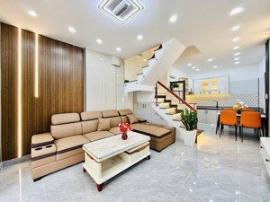 gấp giảm 700tr nhà 3 tầng lô góc 2 mặt thoáng, hxh 6m dt 90m2 nhỉnh 7tỷ, shr, hoàn công.