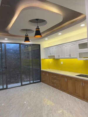 chdv 4 lầu 45 tr/tháng có 8 phòng. 4mx12.5m sát bên cc cantavil văn thánh