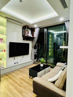 mời thuê căn hộ 2pn 2wc 67m2 đủ đồ view hồ ban công đn toà r1 onsen.hl ạ