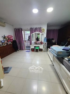 nhà phố 3 tầng, sát mặt tiền, 5 phòng ngủ, gần sân bay, hẻm xe hơi 6m, tiện ở và làm văn phòng.