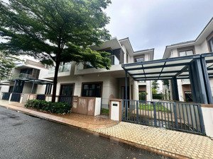 chính chủ bán nhanh villa song lập 200m2 swanbay, vị trí đẹp sát công viên. giá bán nhanh 18.xx tỷ