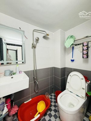 gấp bán nhà hẻm 1/ lê thúc hoạch tân phú, chỉ 15m ra mt 4mx9m 3 tầng. chỉ nhỉnh nhẹ 4tỷ tl