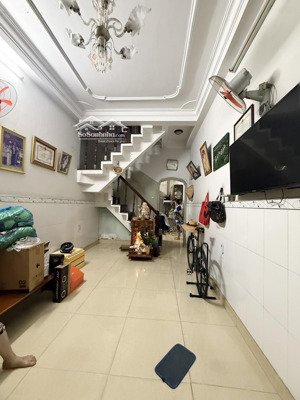 lý thái tổ quận 10, 4 tầng 5pn cách 10m ra ô tô, hẻm trước nhà 3m sạch đẹp.