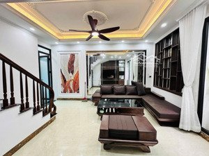 nhà cầu giấy dân xây full nội thất ngõ rộng ô tô ,nở hậu , diện tích 40m,6 tầng , mặt tiền 3,8m