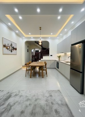 nhà 4.5 tầng chỉ 30 bước ra mặt phố ngọc lâm trước nhà 2 ô tô 7 chỗ tránh