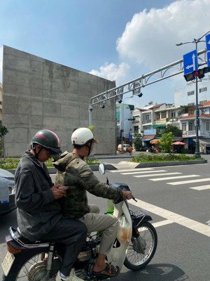 cho thuê 1700m mặt tiền cổng ga sân bay t3 vị trí đẹp .tân bình