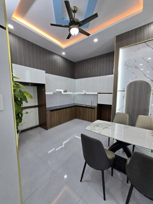 chính chủ cần bán căn nhà nhỏ ở quận 5 để xoay vốn làm ăn