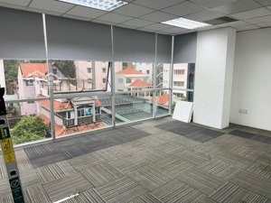 cho thuê văn phòng quận 3. diện tích 27m2 có thảm view mặt tiền chỉ 17tr/ tháng đã phí quản lí