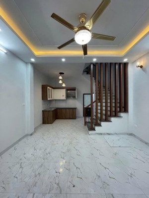 chủ cần tiền bán nhà 4 tầng trung tâm thị trấn chúc sơn