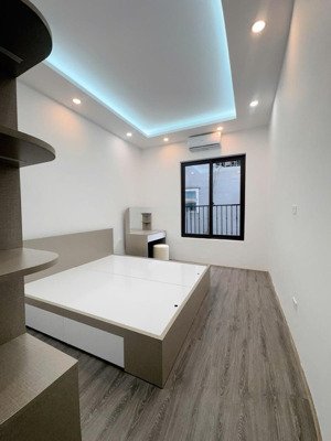 chỉ nhỉnh 8tỷ - nhà lạc long quân - ba bước ra oto tránh - vài phút ra hồ