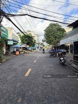 bán đất tặng nhà 2 tầng - ngang 7m bề thế tiện xây chdv - ngay phạm văn đồng - sát dh cảnh sát