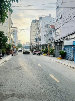 nhà cấp 4 mặt tiền đường số 12m tân quy mt ngang 5,5m dài 22m. 100m ra đến nguyễn thị thập. 16tỷ