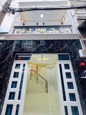 nhà mới xây, dọn vào ở luôn cách hẽm xe tải 15m hẽm trước nhà 3m, giá: 3,73 tỷ. (tl)