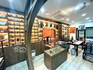 nhà hai mặt ngõ - đều ô tô vỉa hè - thang máy mã màu vàng rất đẹp - đã ốp lát loại đắt tiền