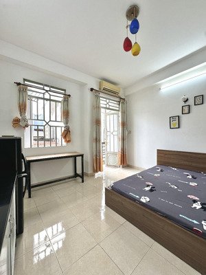 phòng ban công đầy đủ nội thất nằm ngay ngã tư phú nhuận, trống sẵn có thể ở liền
