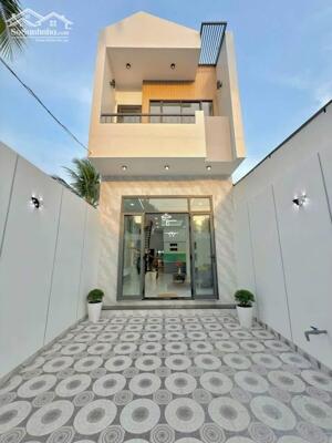 Nhà lầu đẹp keng vừa hoàn thiện còn thơm mùi sơn mới