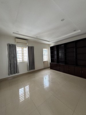 cho thuê nhà 5pn, chính chủ, gần khu phố sầm uất phan xích long.